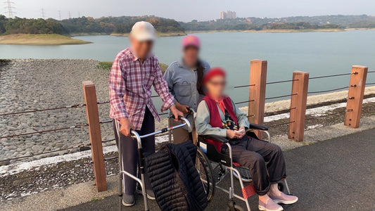 坐輪椅出門怎麼叫車？三大管道比較＋預約攻略（長照2.0交通接送、無障礙計程車、復康巴士）