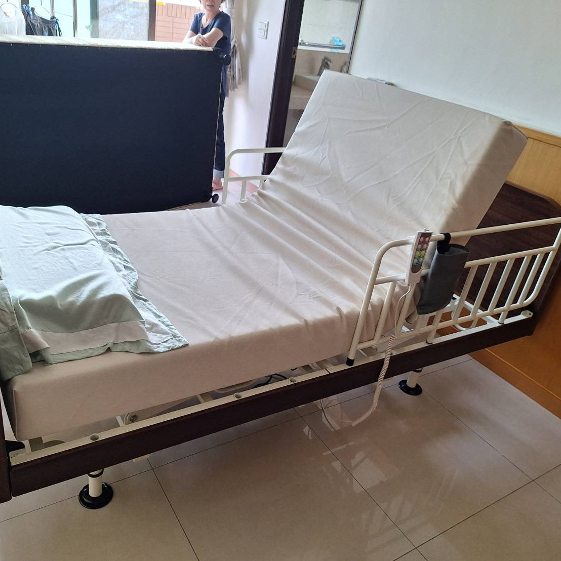 三馬達可協助長輩上下床、吃飯，也可以減輕照護者腰部負擔。